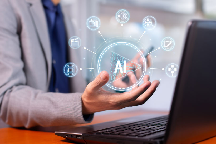 Un expert-comptable consultant tenant une visualisation holographique d&rsquo;intelligence artificielle dans un cadre professionnel.