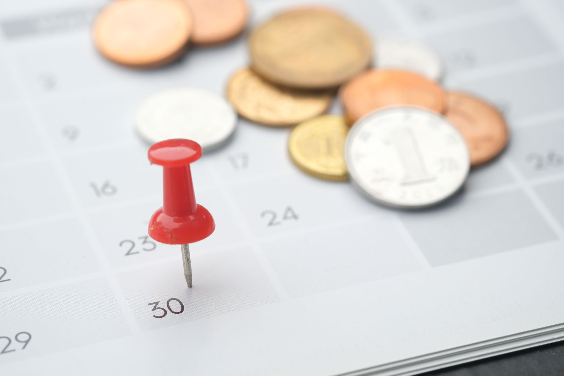 &Eacute;ch&eacute;ance de paiement marqu&eacute;e sur un calendrier avec des pi&egrave;ces de monnaie en arri&egrave;re-plan, symbolisant les r&egrave;glements clients
