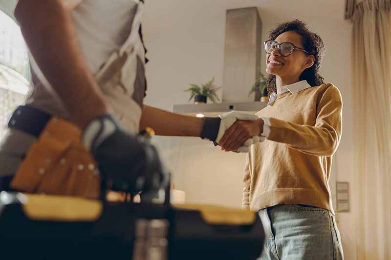 particulier employeur serrant la main d'une aide &agrave; domicile apr&egrave;s accord de travail