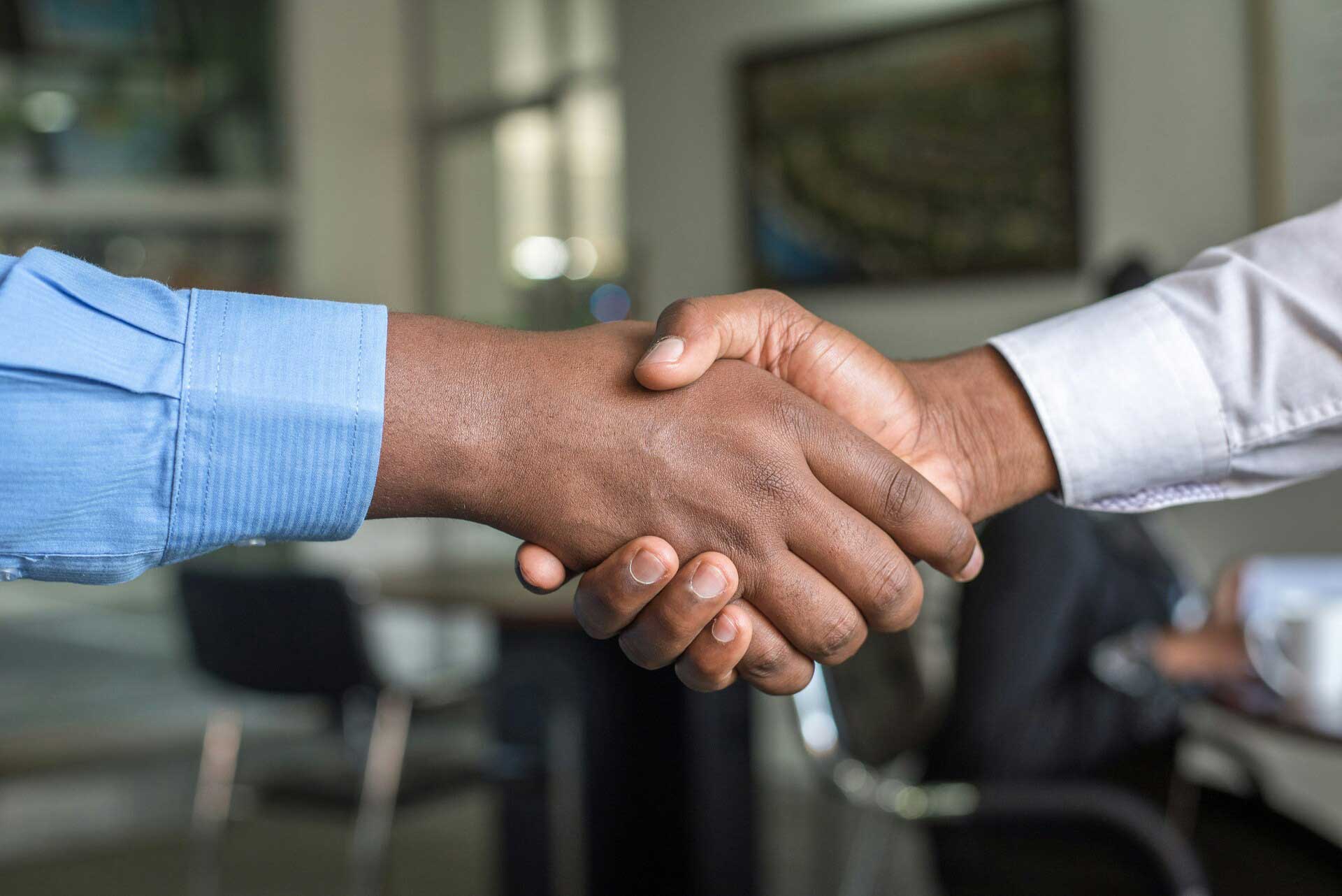 Poign&eacute;e de main symbolisant la conclusion d'un accord ou d'une embauche