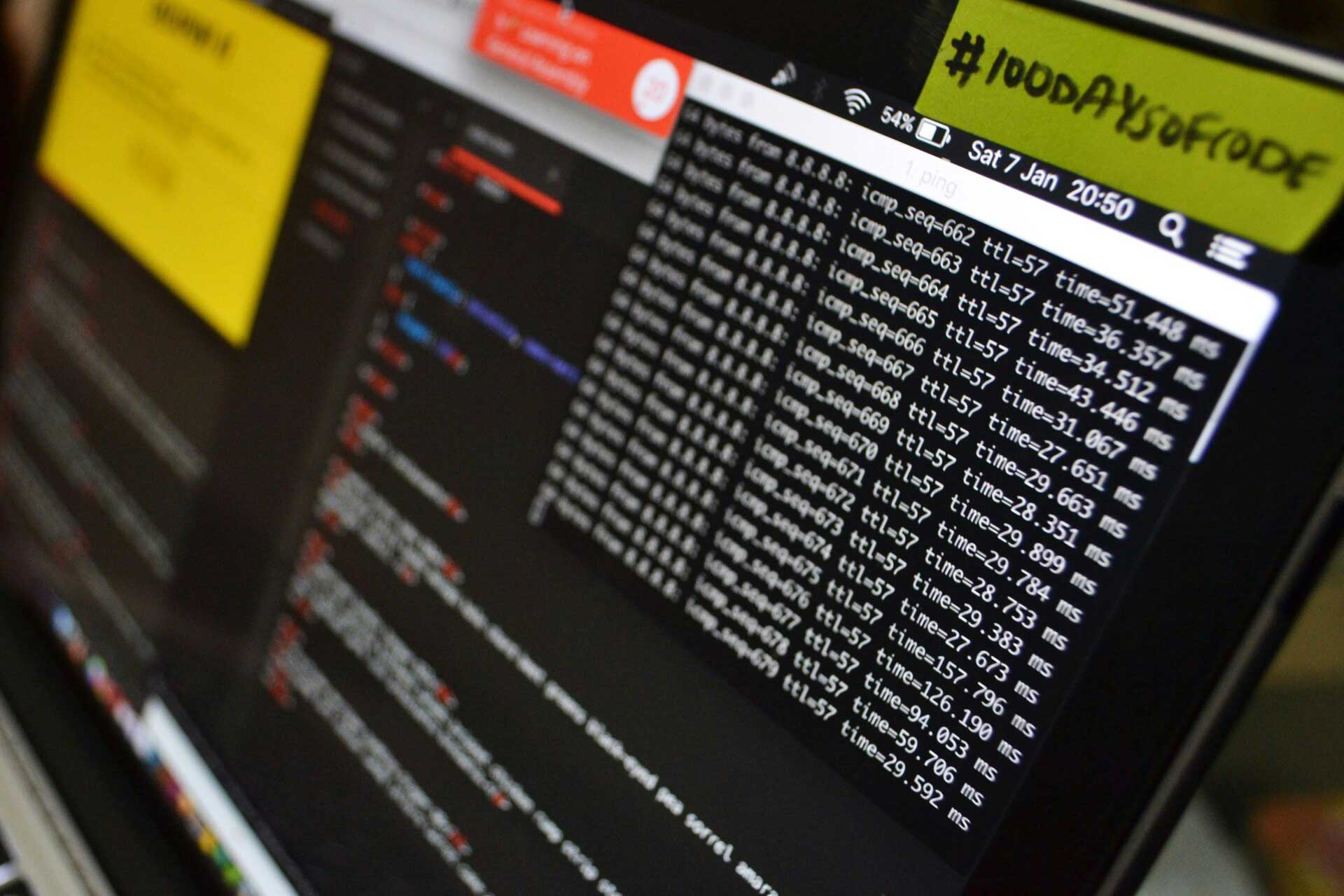 &Eacute;cran d'ordinateur affichant des lignes de code et des statistiques r&eacute;seau illustrant une activit&eacute; de cybers&eacute;curit&eacute;