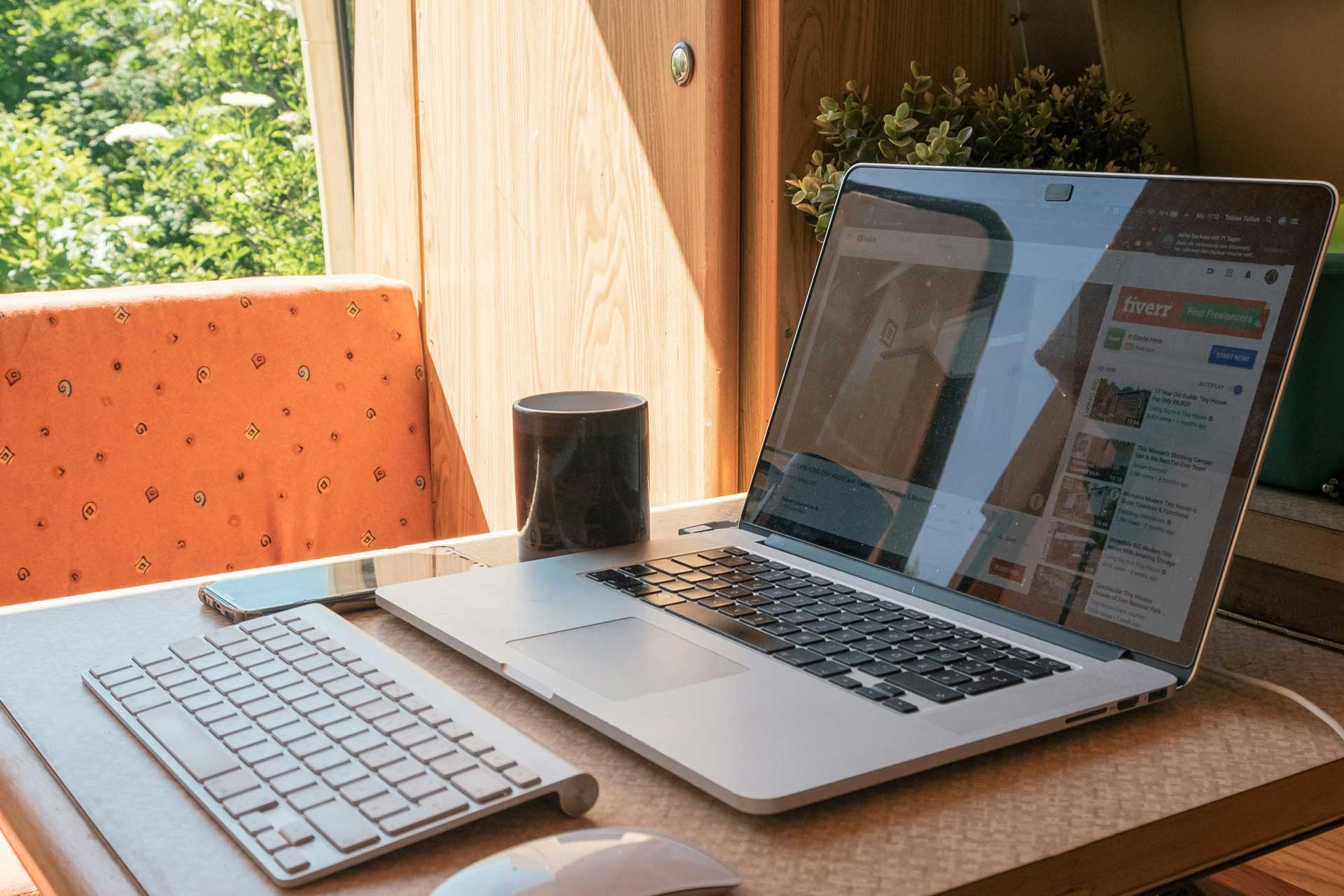 Ordinateur portable et clavier dans un espace de travail flexible, symbolisant les d&eacute;fis du t&eacute;l&eacute;travail pour les petites entreprises